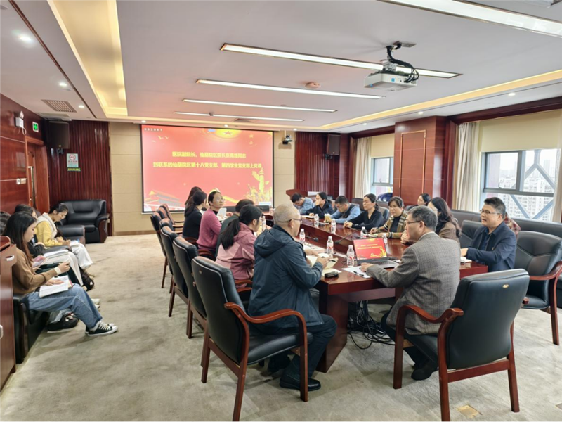 张高炼到党支部联系点