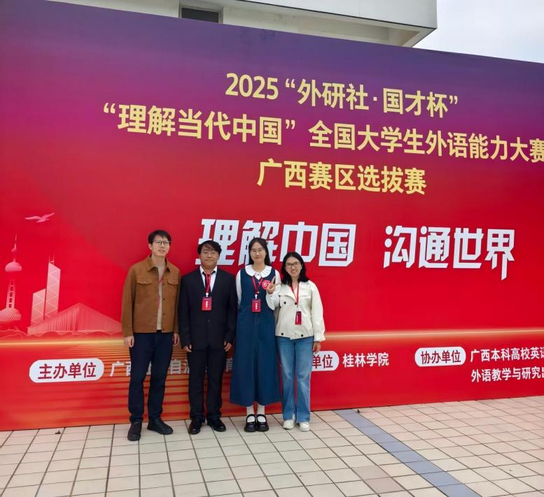 ▲参赛选手与指导老师在比赛现场合影 ▲参赛选手与指导老师在比赛现场合影