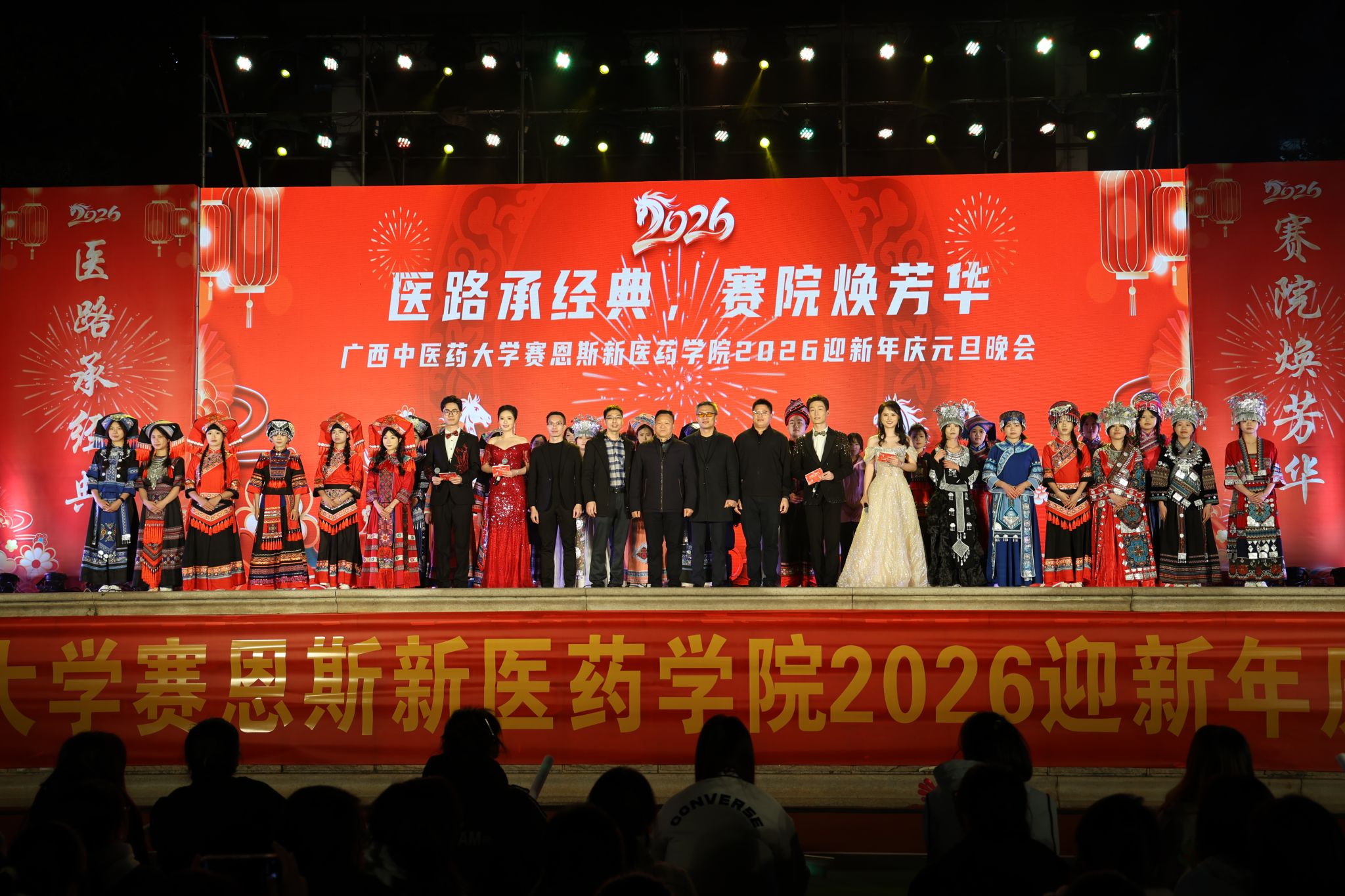 ▲学院领导与同学们合影 ▲学院领导与同学们合影