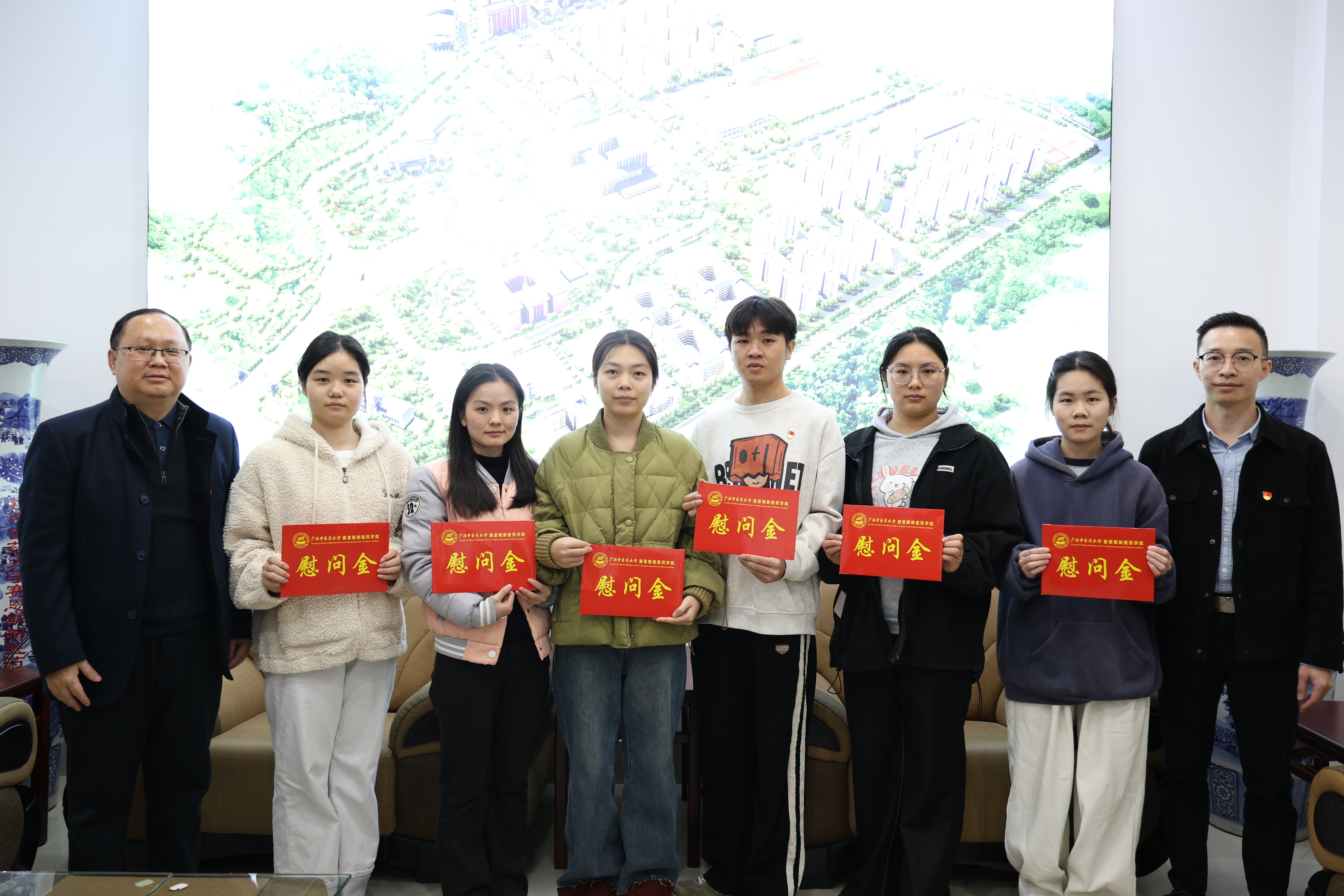 ▲学院领导为师生送上节日祝福与组织关怀