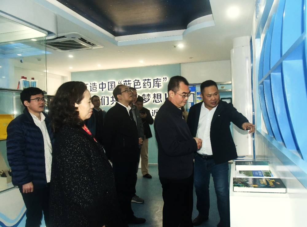 考察海洋药物研究院成果展示厅