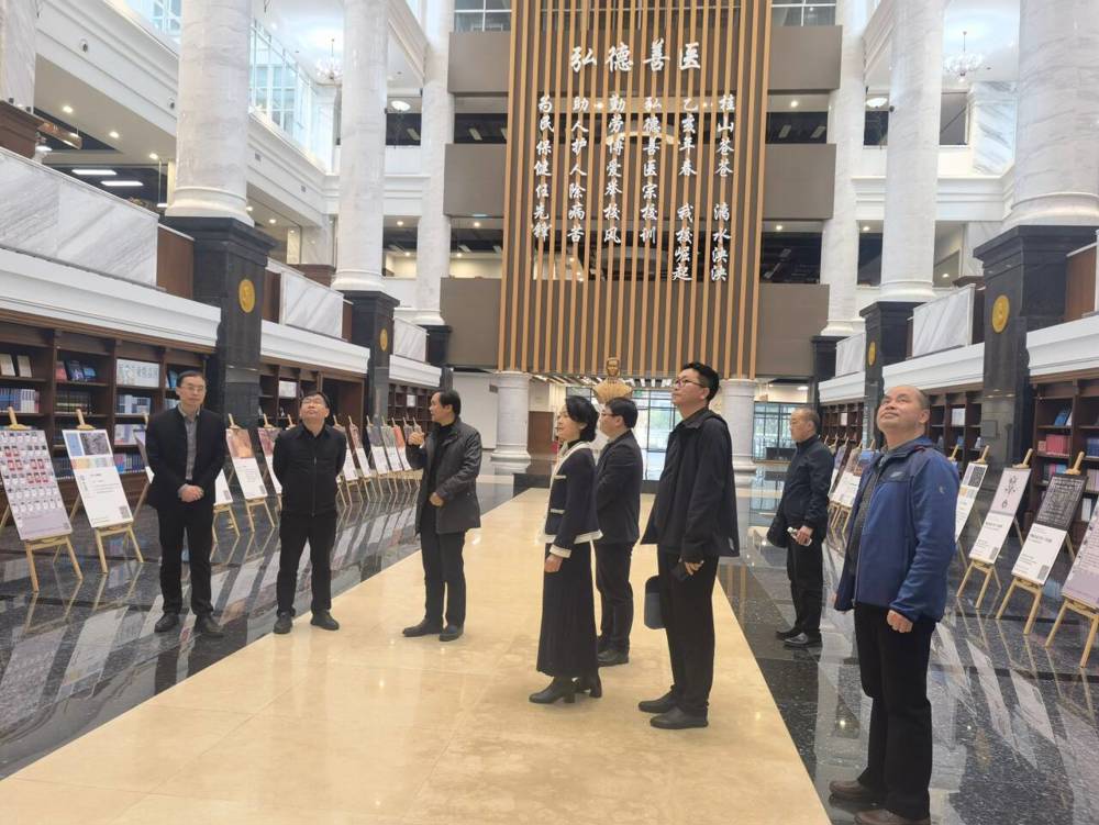 参观桂林医学院图书馆