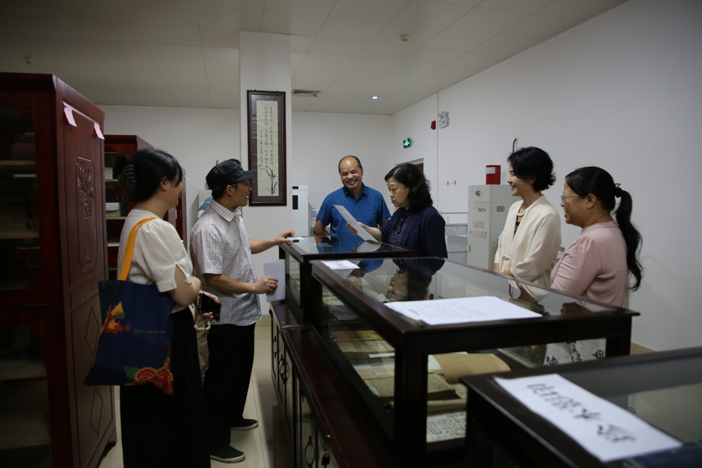 广西壮族自治区图书馆馆长秦小燕参观鸭脖图书馆古籍书库