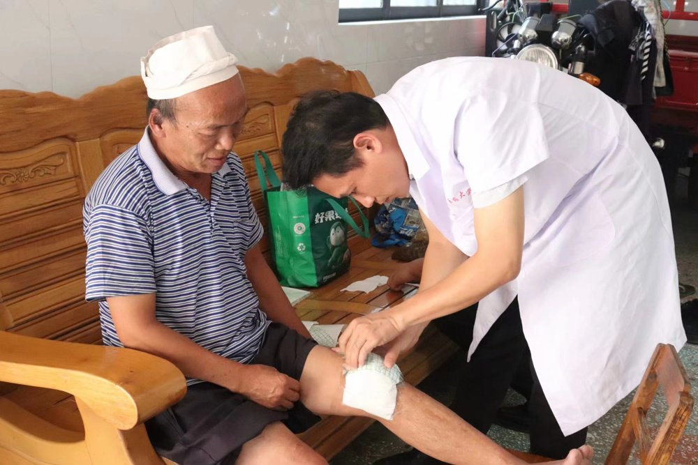 团委书记夏天教授诊治患者