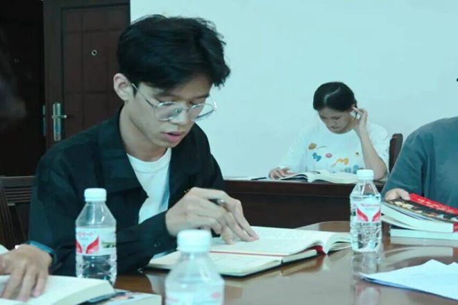 同学们认真听讲