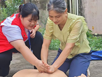 情暖重阳送健康，爱心义诊进社区｜鸭脖大学生红十字会开展重阳节义诊活动