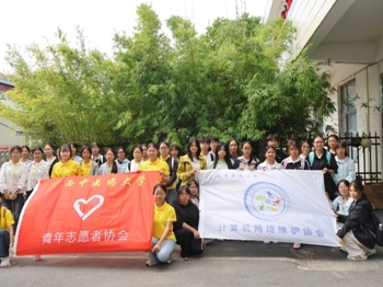 科技暖夕阳，青春伴晚晴｜鸭脖青年志愿者协会联合计算机网络维护协会顺利举行重阳探院活动