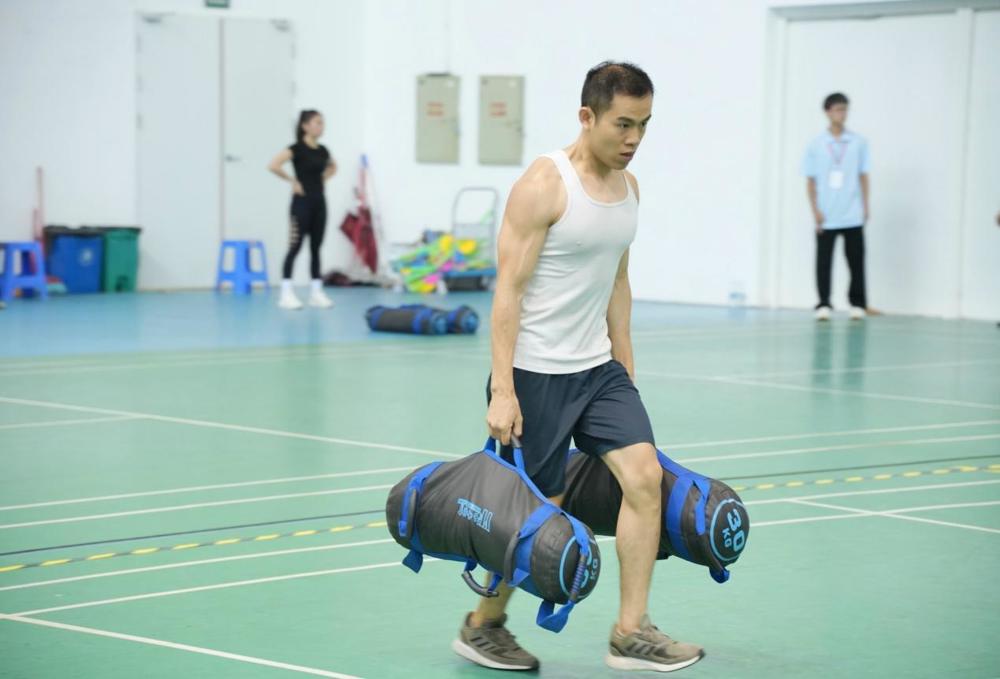 男子负重30公斤沙袋前行