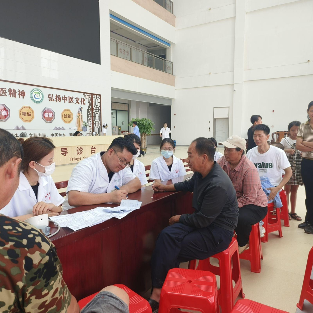 黄华贺老师给同学们传授知识和经验并参与义诊活动