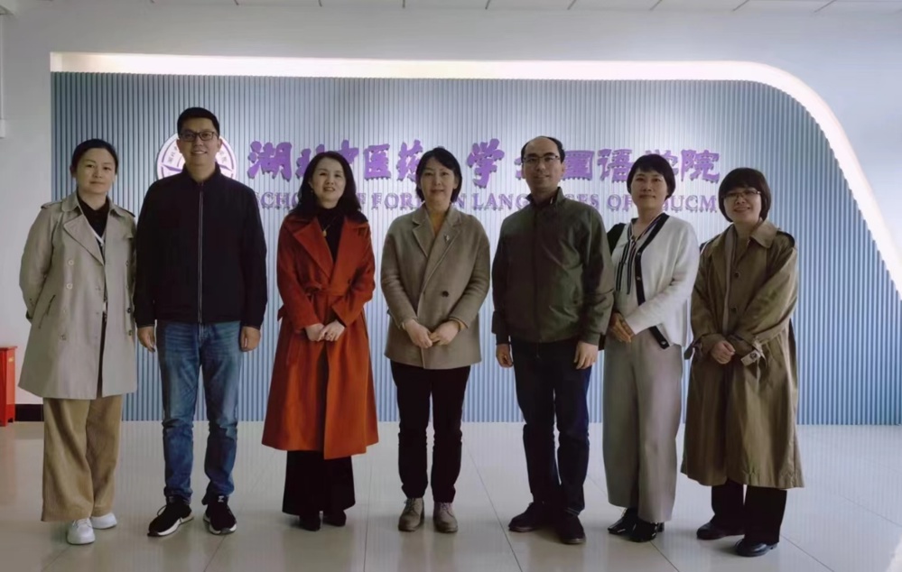 一群人站在一起

描述已自动生成