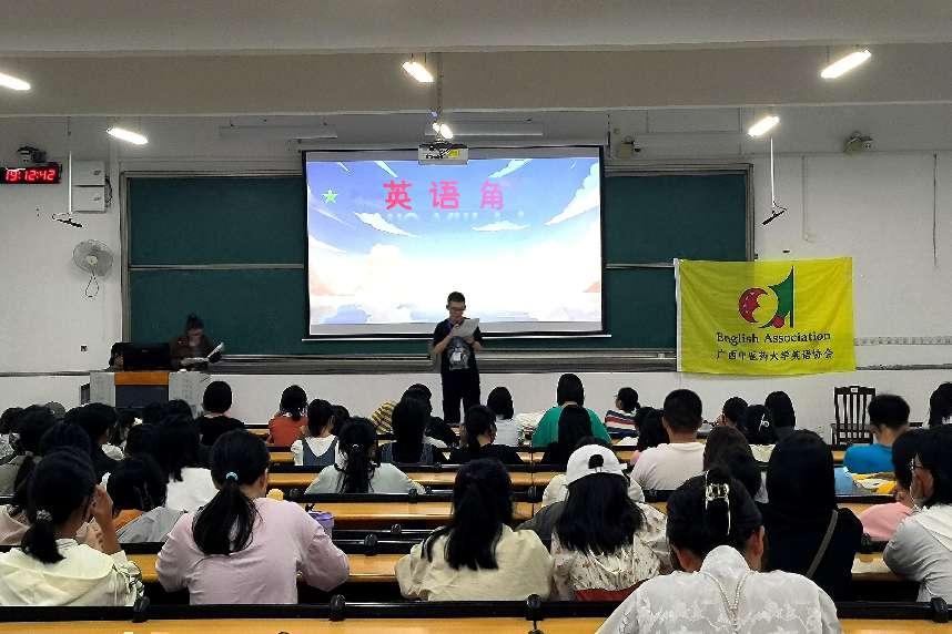 主持人开场致辞 主持人开场致辞