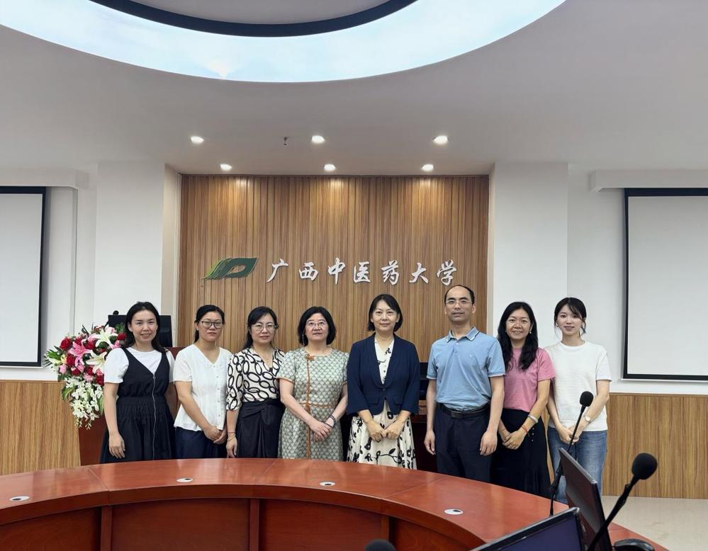 实地走访同声传译实训室 实地走访同声传译实训室