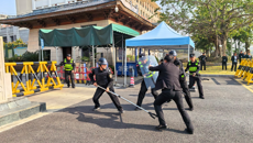 学校组织应急实战演练 筑牢寒假校园安全防线