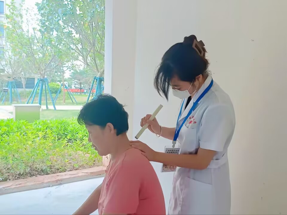 同学正在为社区居民进行艾灸