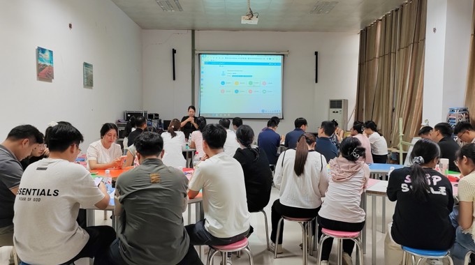 鸭脖组织开展辅导员班级心理素质拓展训练培训