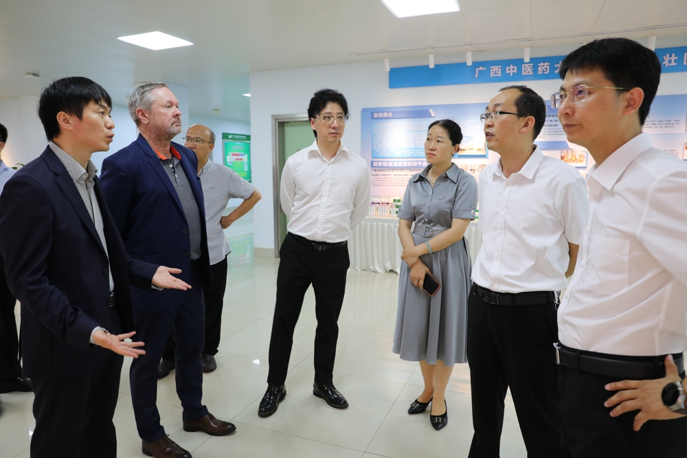 参观中医药壮瑶医药研究院 参观中医药壮瑶医药研究院