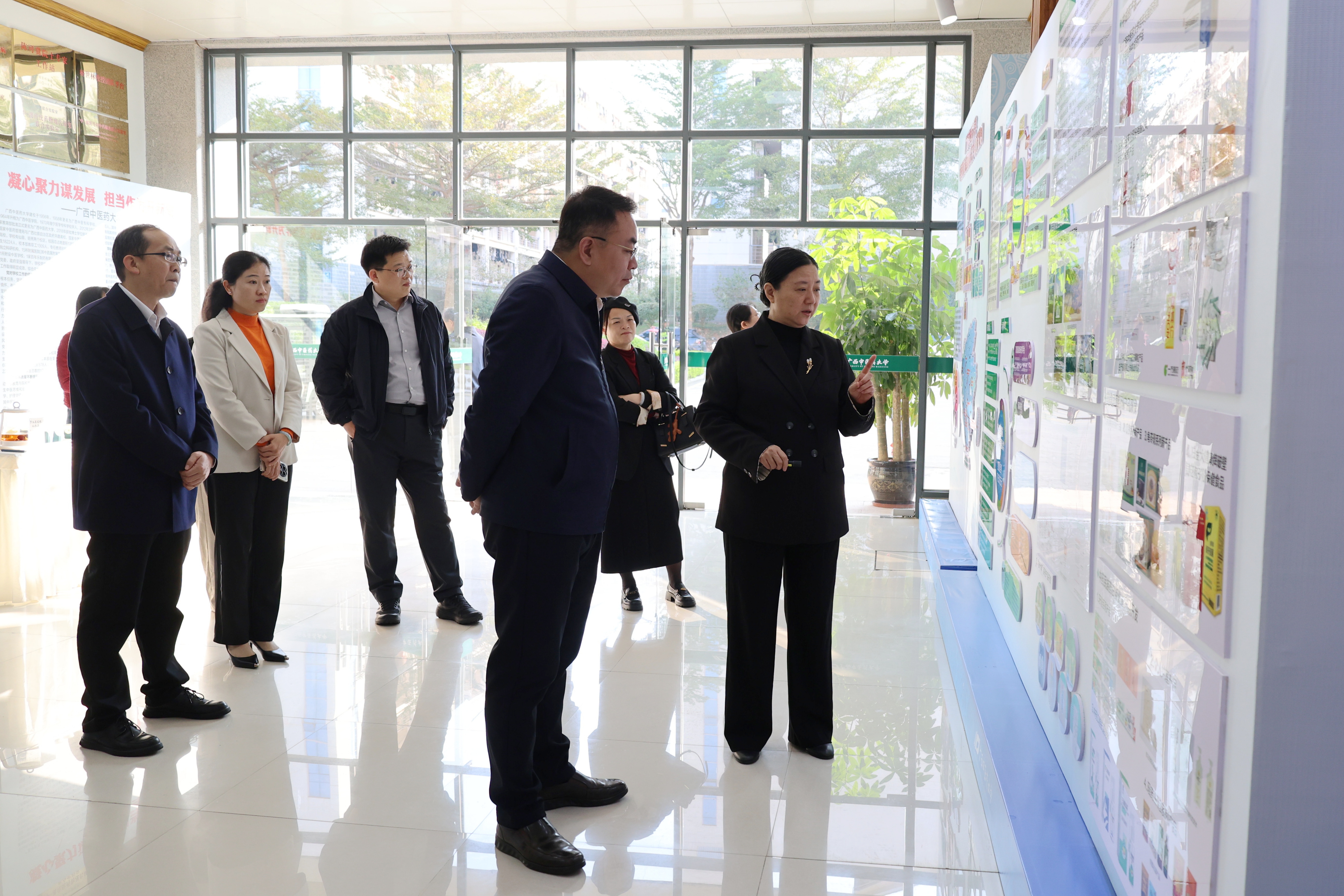 参观中医药壮瑶医药研究院