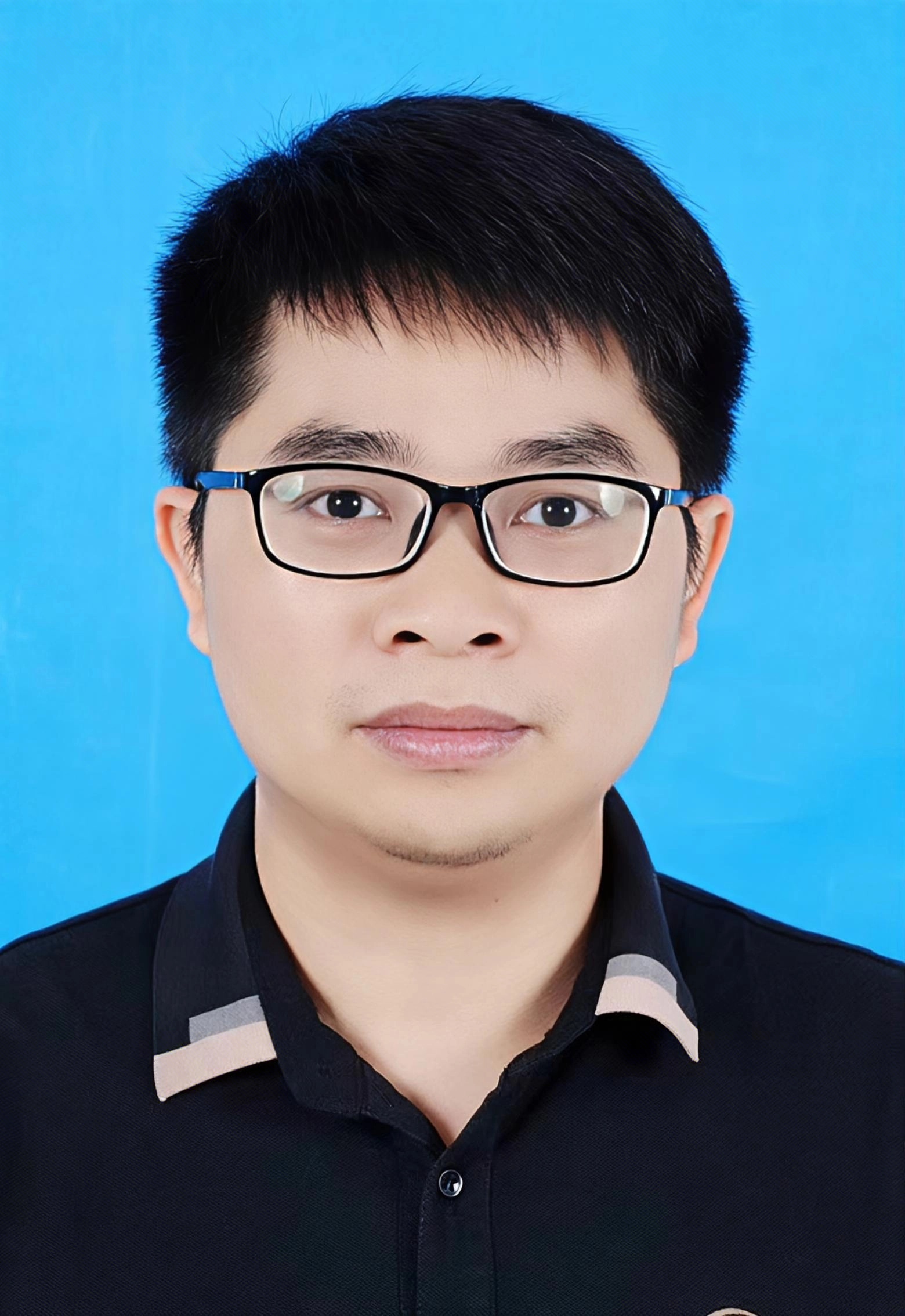 覃日宏+硕导照片