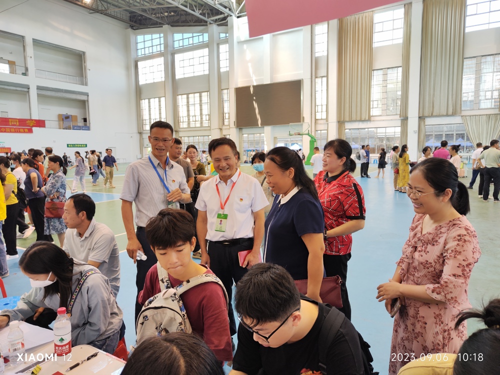 药学院领导走访新生报到现场 药学院领导走访新生报到现场