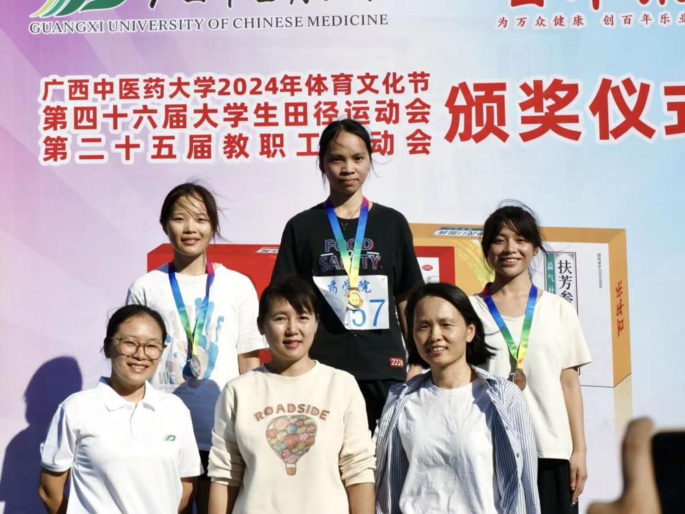 廖海英获得女子800米比赛第一名 廖海英获得女子800米比赛第一名