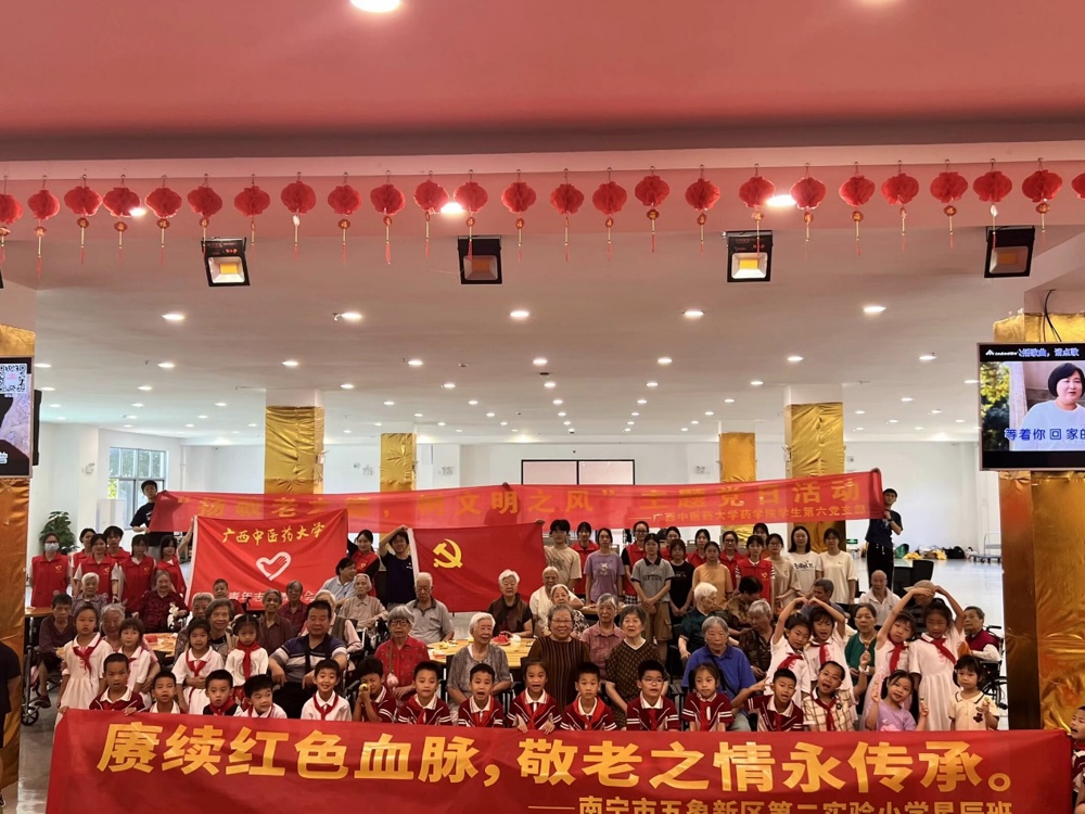 大厅里的人群 描述已自动生成 大厅里的人群 描述已自动生成