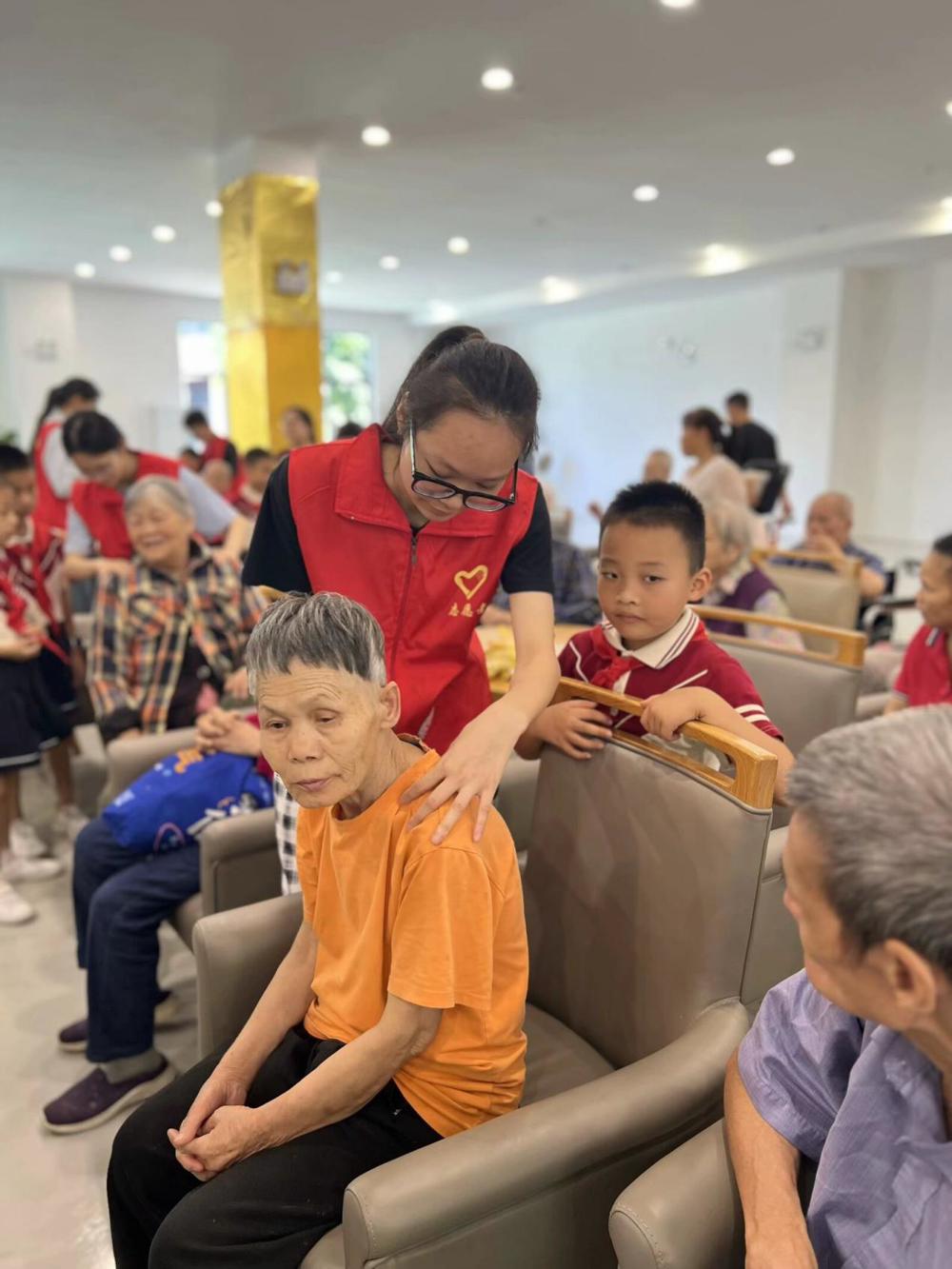 小孩们在房间里 中度可信度描述已自动生成 小孩们在房间里 中度可信度描述已自动生成