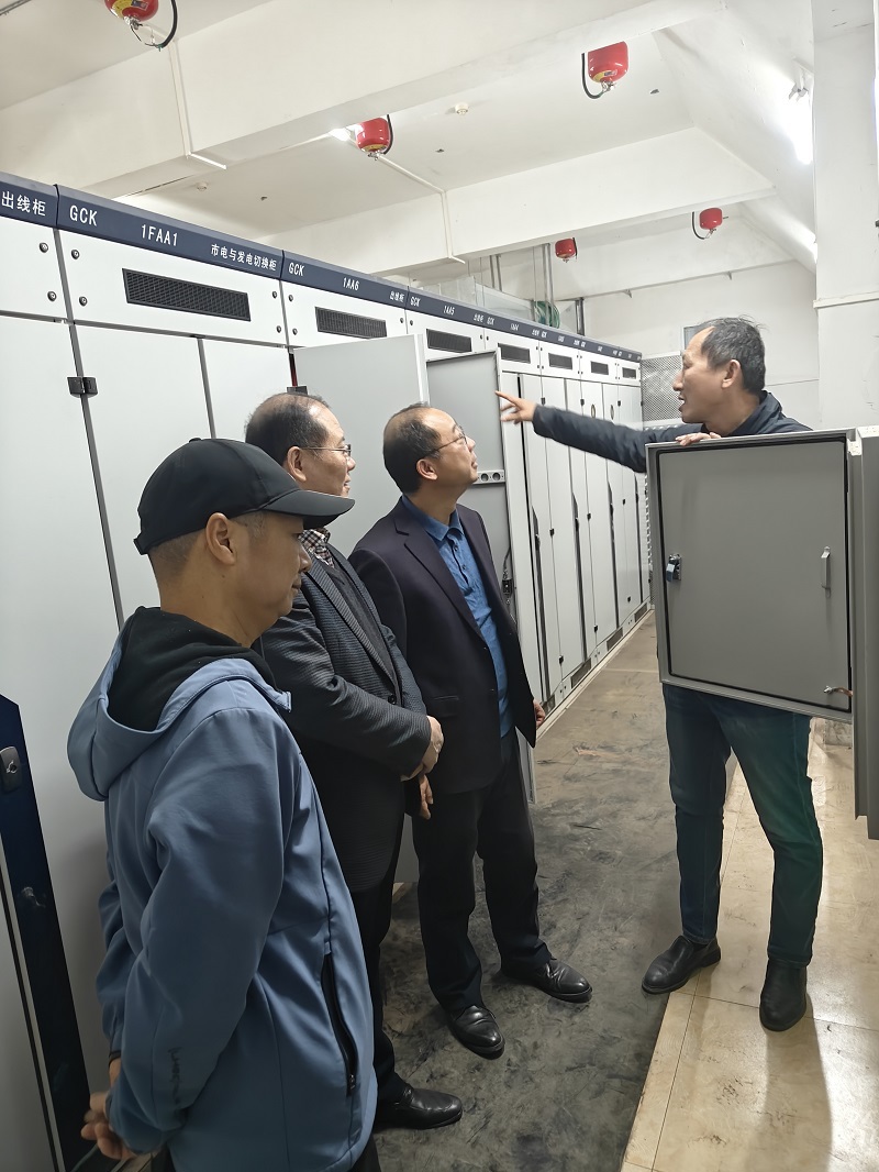 公司领导检查电路线路现场