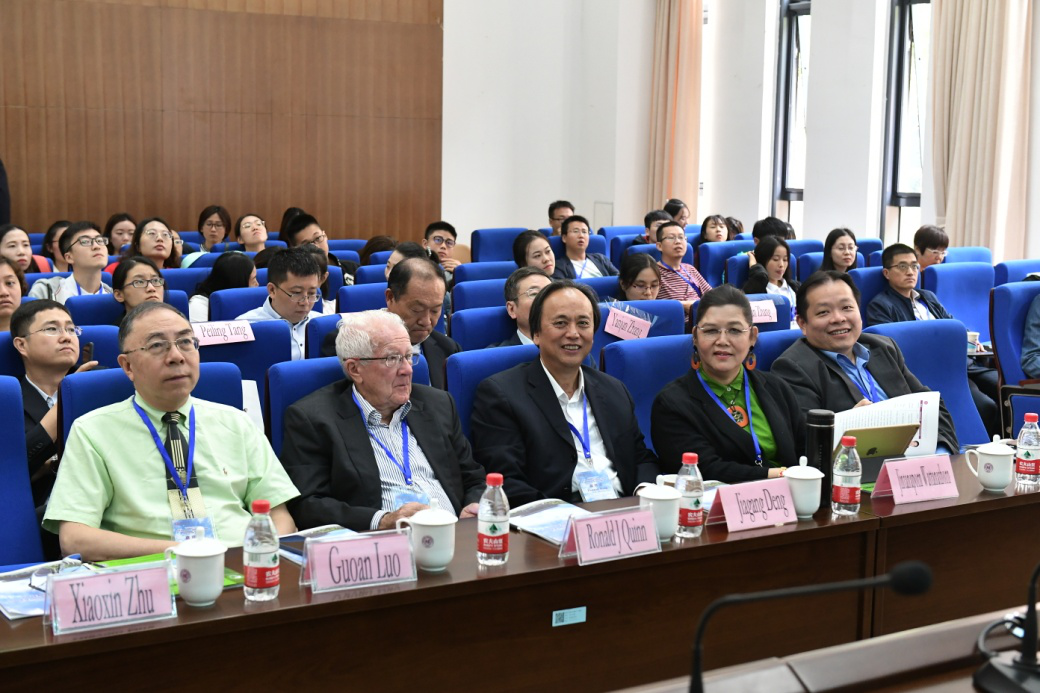 参会专家进行学术交流