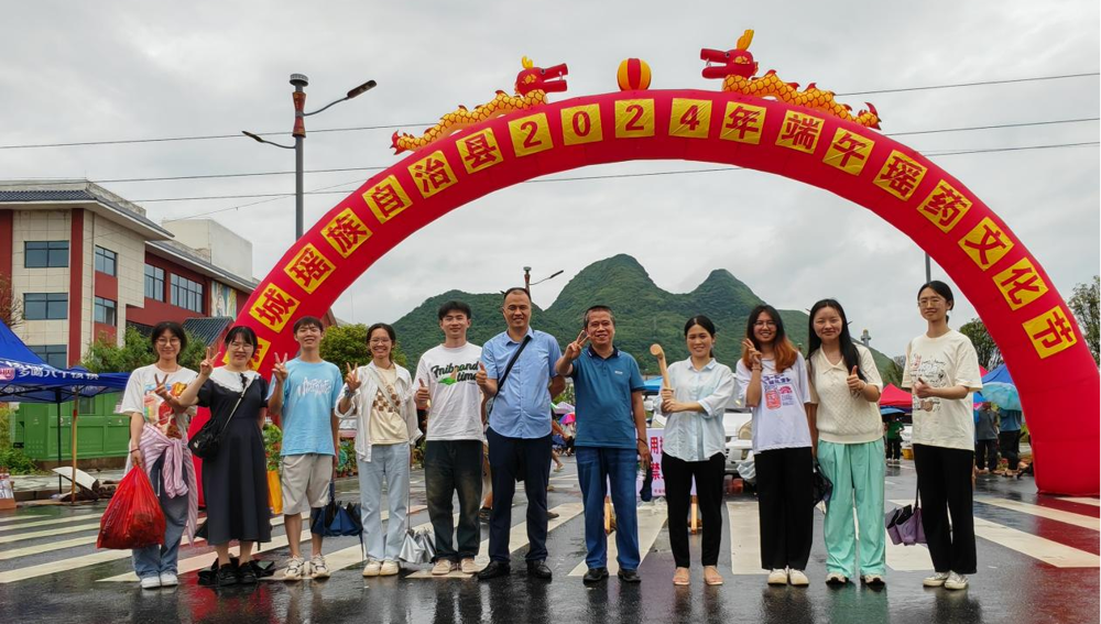 带队老师和研究生调研药市