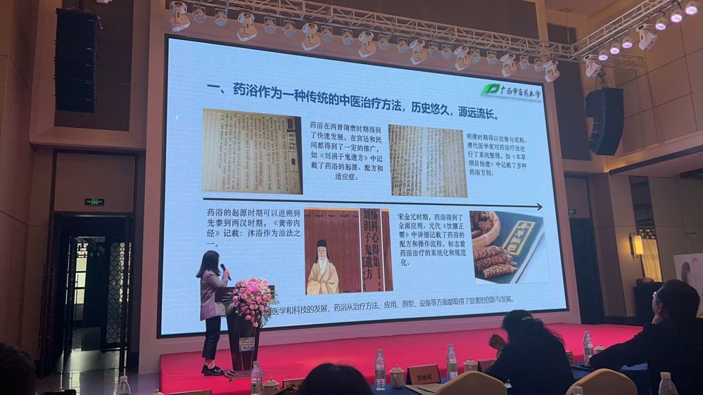 张淼博士做学术汇报 张淼博士做学术汇报