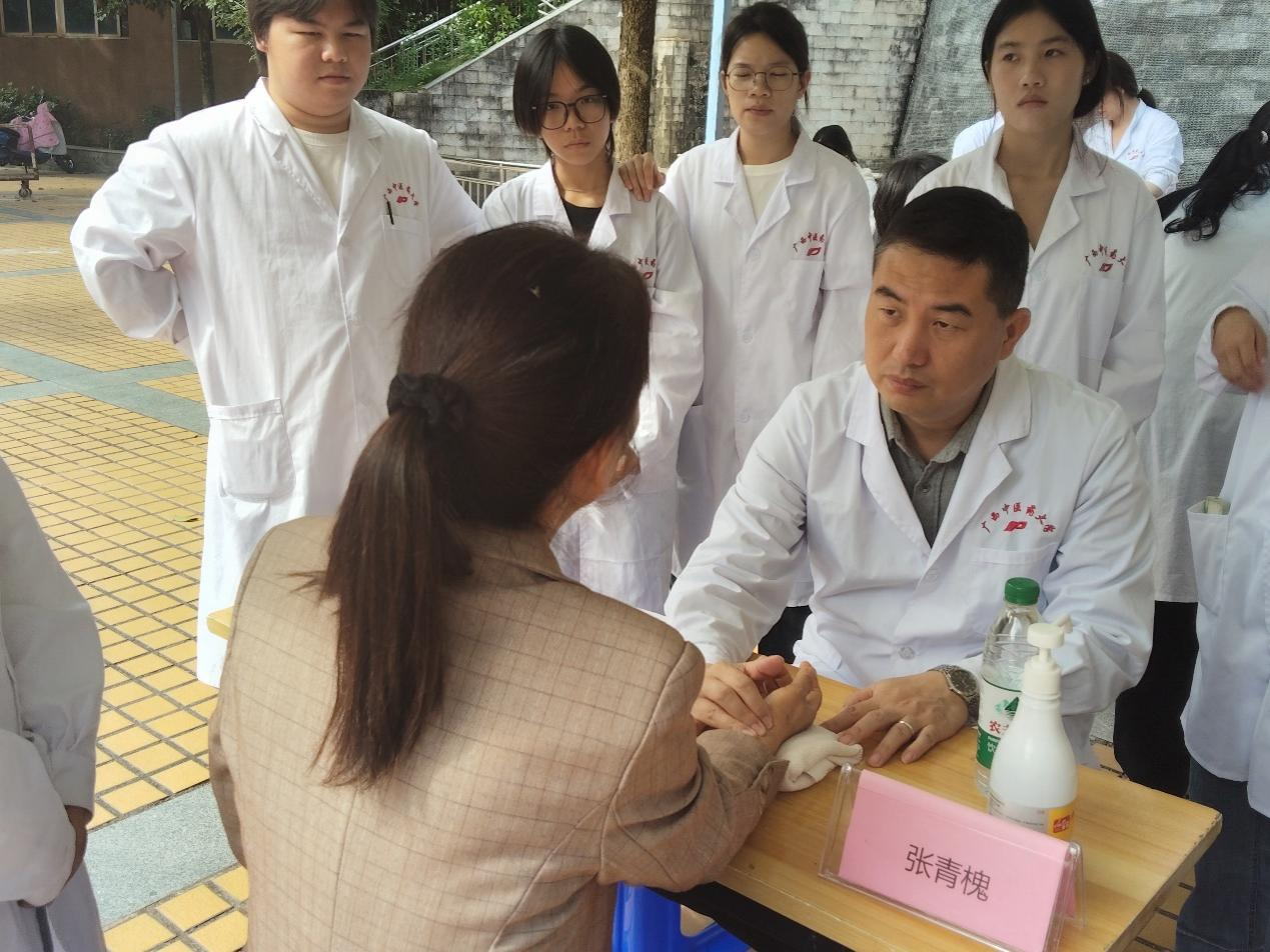 张青槐副院长带领学生进行义诊