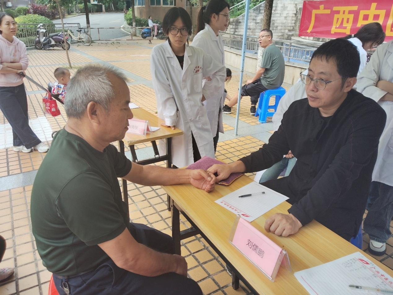 刘儒鹏博士给市民看诊