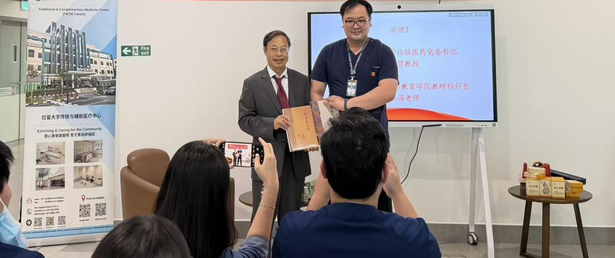 开班仪式暨赠书环节